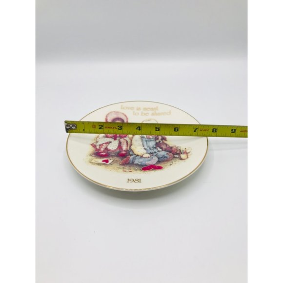 Vintage 1981 Love Shared Holly Hobbie collector’s plate. - Picture 3 of 4